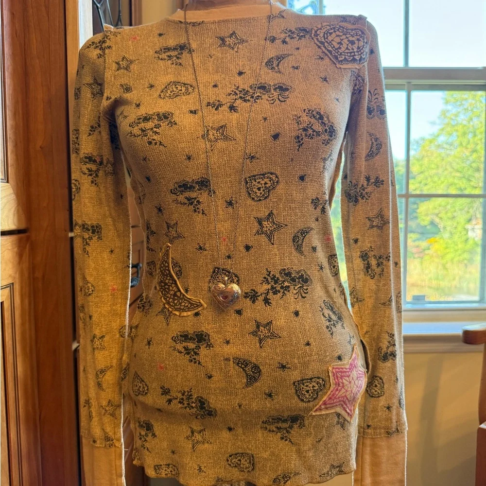 Scrapbook Beige Shirt with Black and Yellow Graphic - Picture 2 of 16